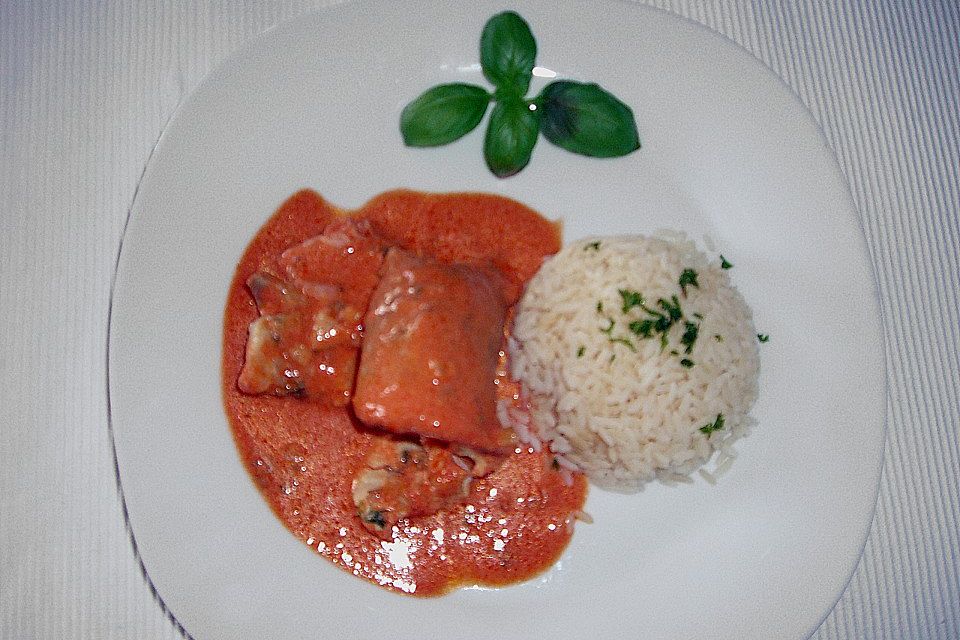 Fischröllchen in Tomatensauce