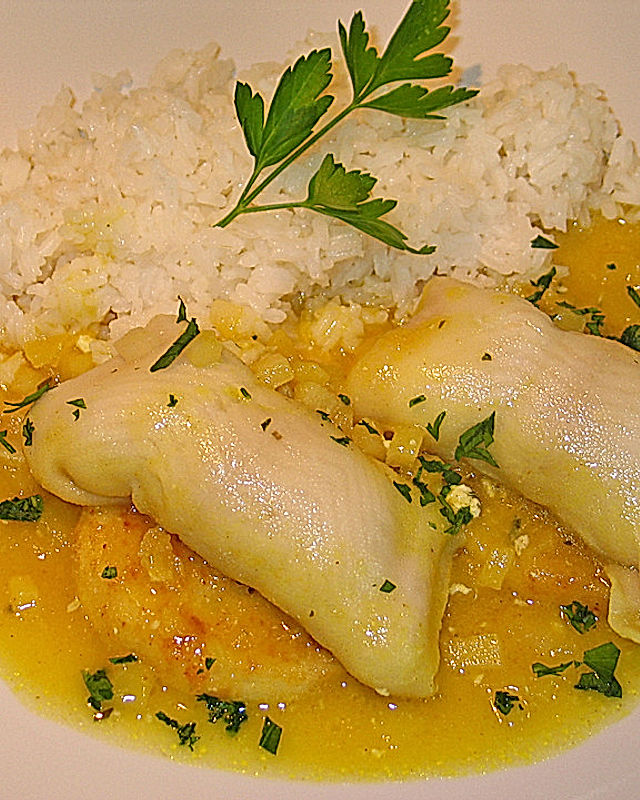 Fischröllchen mit Apfelscheiben und Currysauce