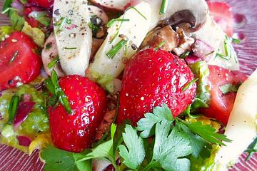 Erdbeersalat mit Shrimps und Spargel