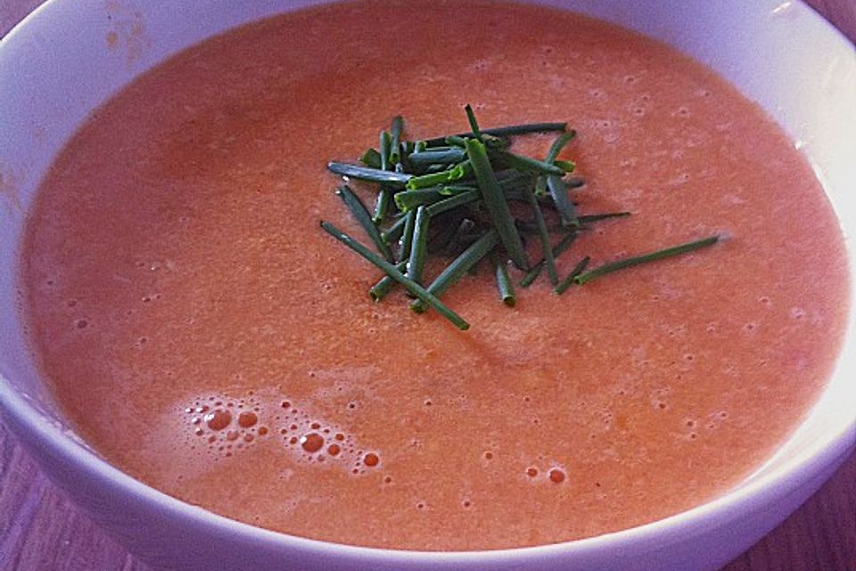 Natürliche leichte Tomatensuppe mit Ei