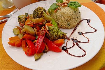 Aromatische Gemüsepfanne mit Couscous