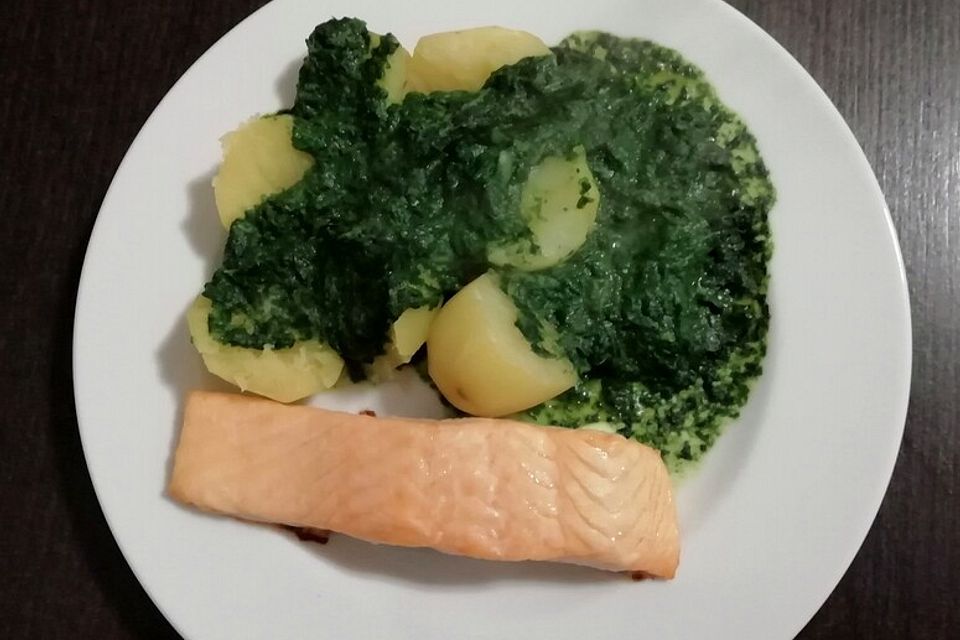 Lachsfilet mit Spinat und kleinen Kartoffeln