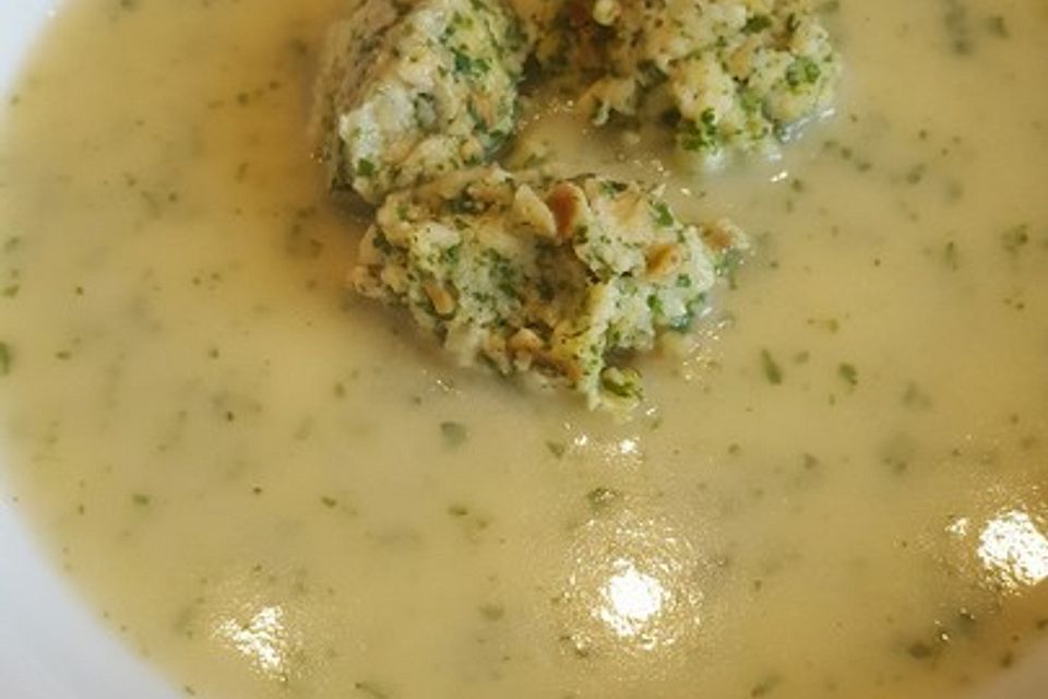 Kohlrabisuppe mit Laugensemmelklößchen