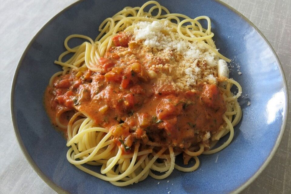 Nudeln mit Sellerie - Tomaten - Sauce