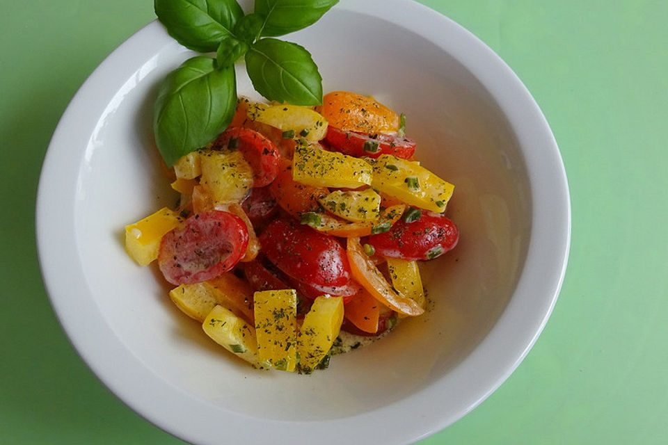 Gelber Paprikasalat mit Datteltomaten