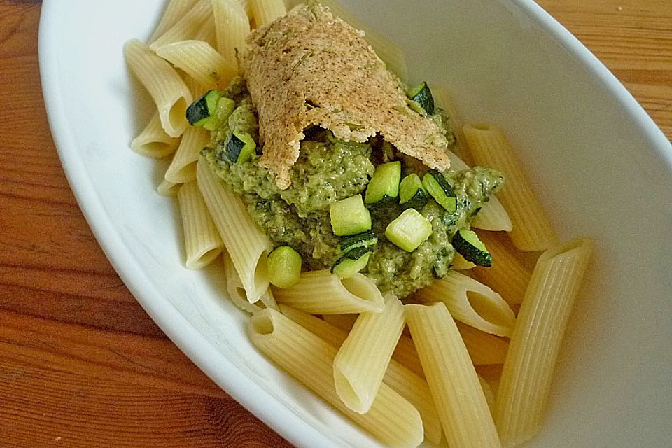 Penne mit Zucchini - Pesto und Parmesancracker