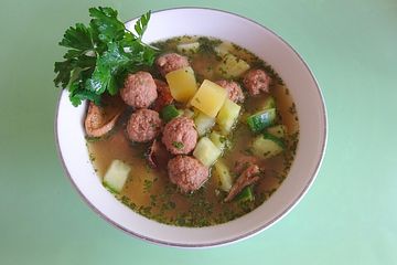 Katjas saure Suppe mit Hackfleischbällchen
