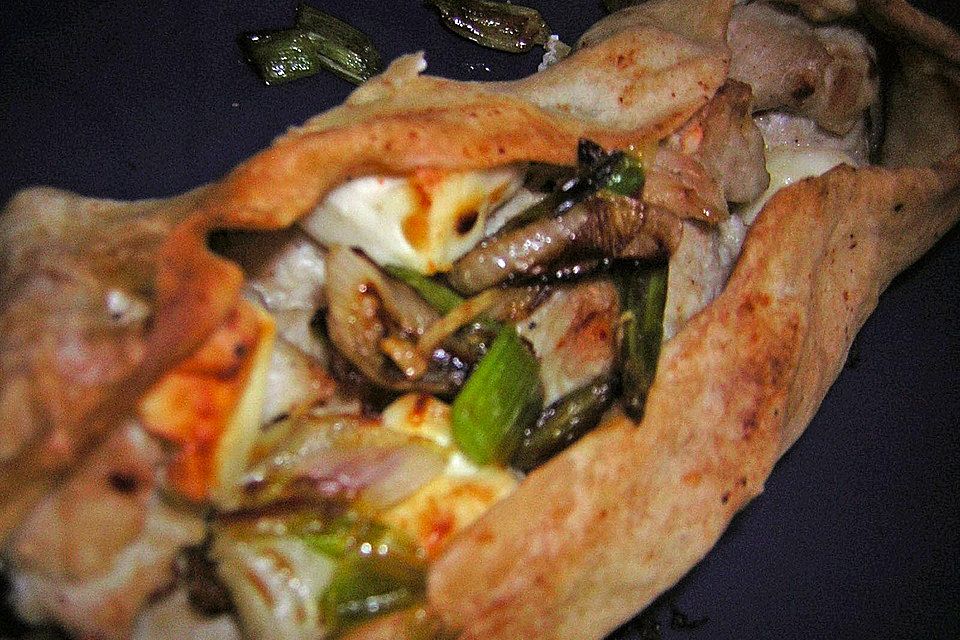Hähnchen-Frühlingszwiebel-Feta-Strudel Hähnchen-Frühlingszwiebel-Feta-Strudel