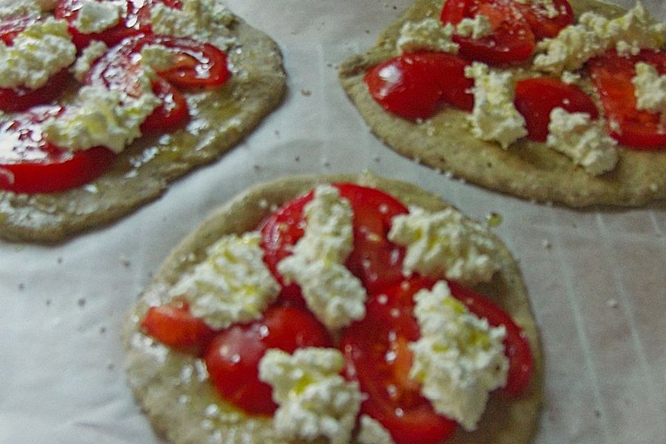 Brotfladen mit Schafskäse und Tomaten