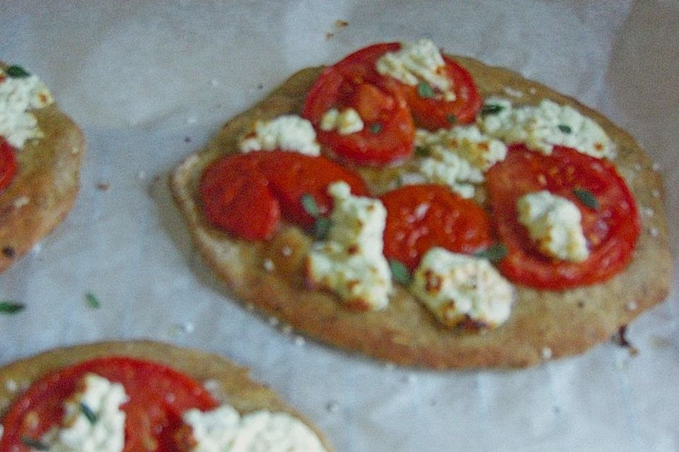 Brotfladen mit Schafskäse und Tomaten