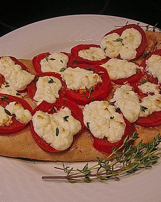 Brotfladen mit Schafskäse und Tomaten