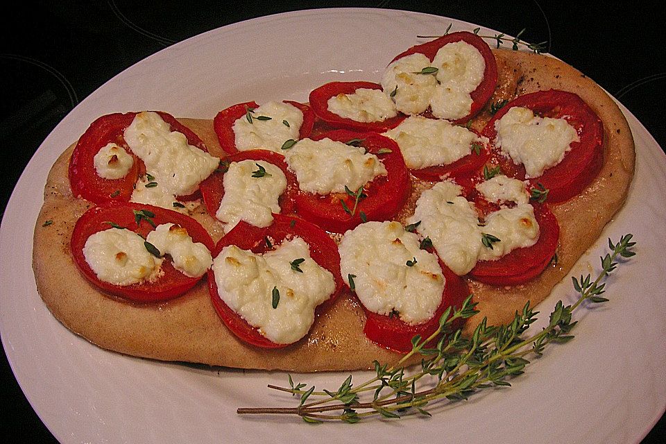 Brotfladen mit Schafskäse und Tomaten