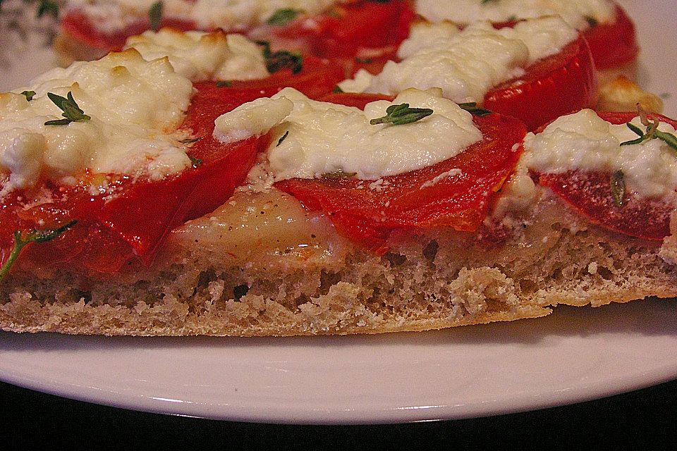 Brotfladen mit Schafskäse und Tomaten