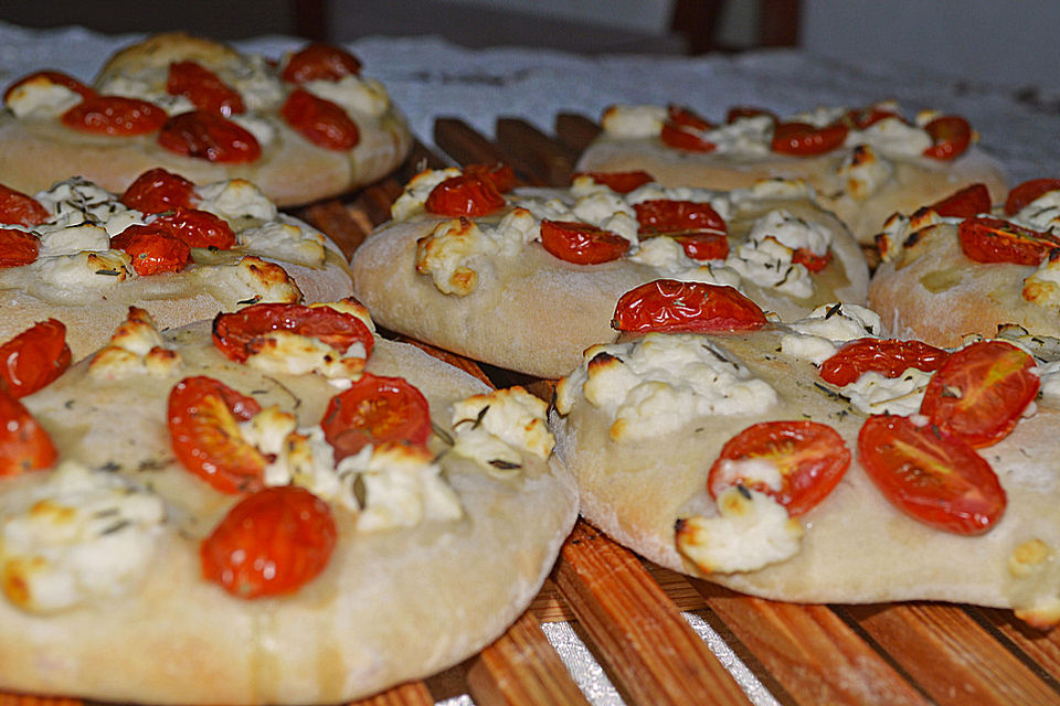 Brotfladen mit Schafskäse und Tomaten