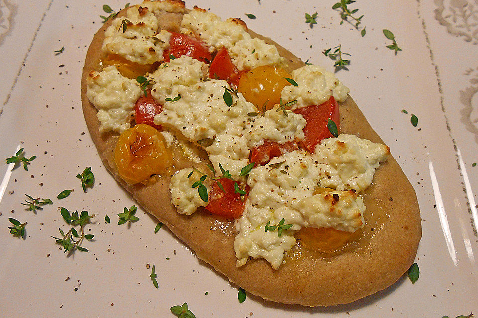 Brotfladen mit Schafskäse und Tomaten