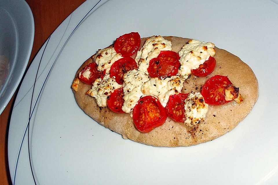 Brotfladen mit Schafskäse und Tomaten