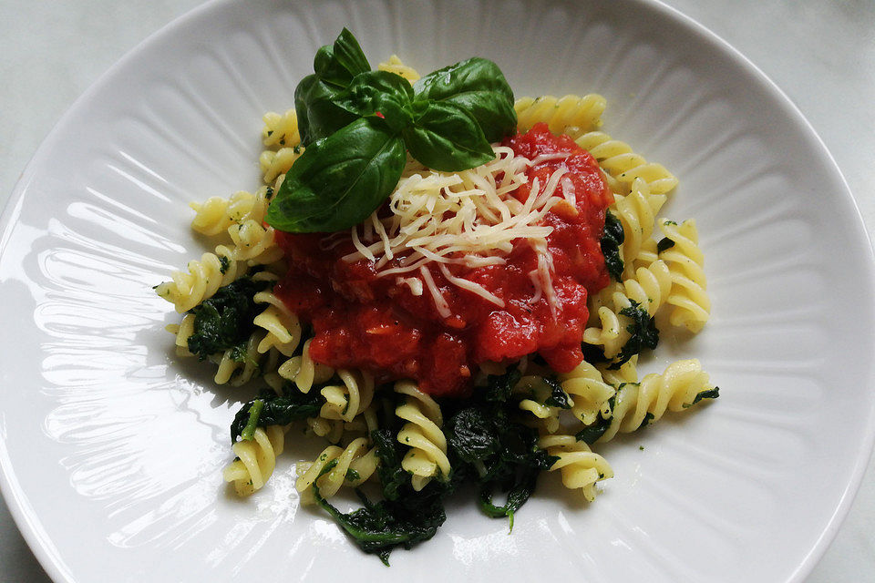 Pasta mit Spinat, Bacon und Tomaten