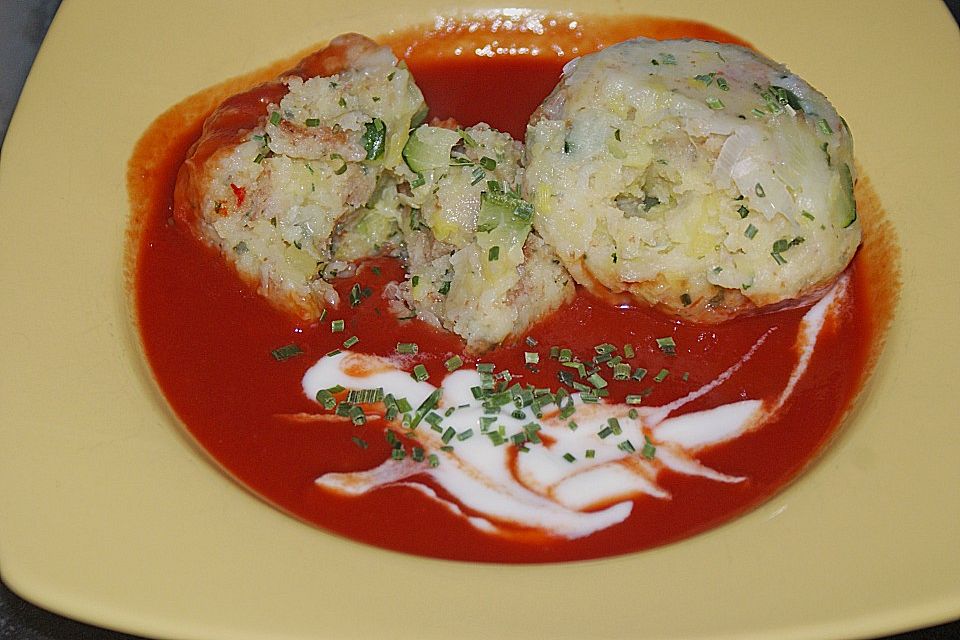 Kartoffel - Lauch - Zucchini - Knödel auf Tomatensoße