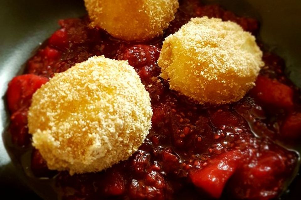 Süße Kartoffelknödel mit Beerenkompott