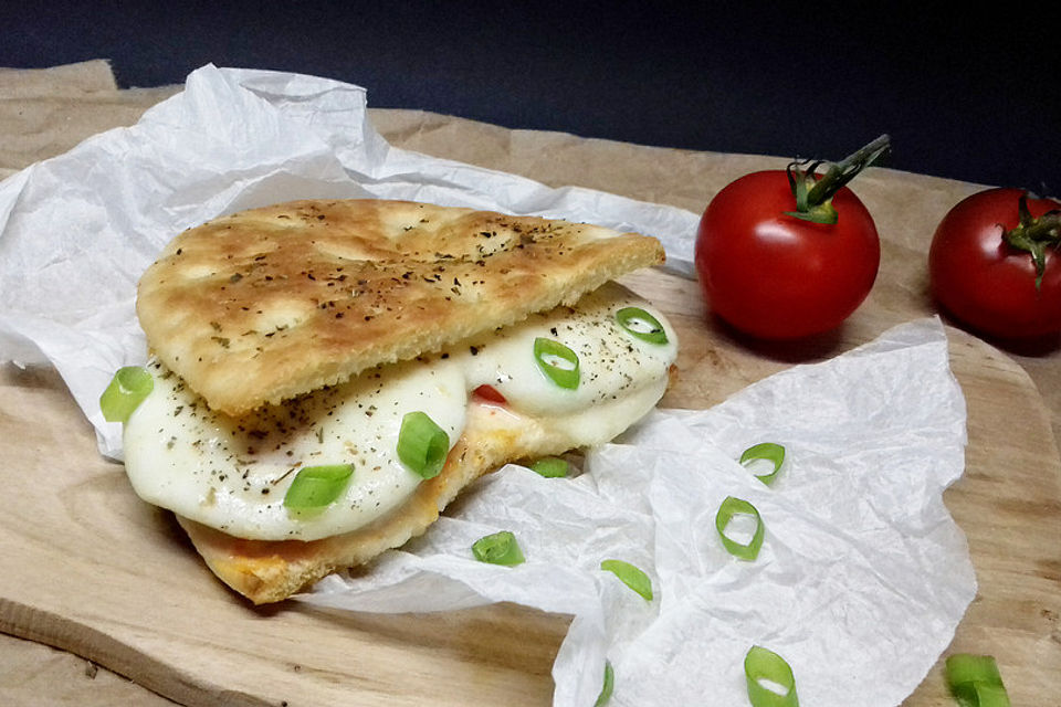 Panino mit Tomate und Mozzarella