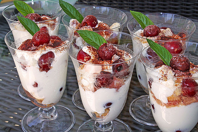 Donauwellencreme mit frischen Kirschen und Joghurt von Hobbykochen ...