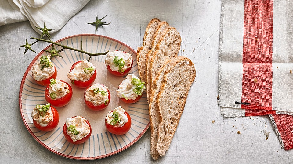 Gefüllte Tomaten mit Schafskäse-Creme von ManuGro| Chefkoch