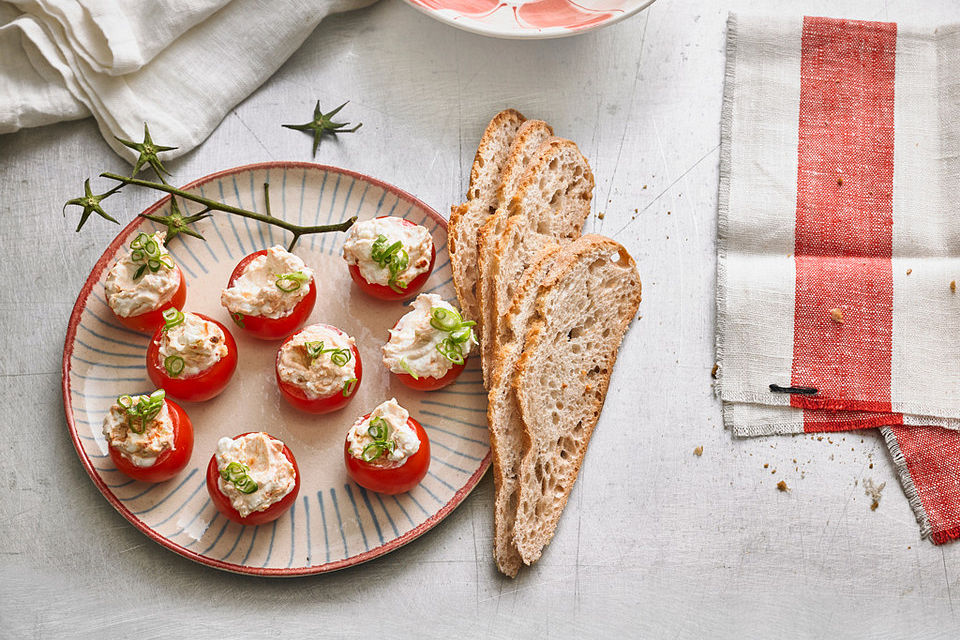 Gefüllte Tomaten mit Schafskäse-Creme