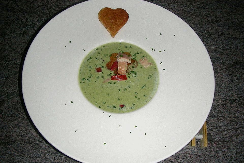 Kräutersuppe mit Sahne und geräuchertem Forellenfilet