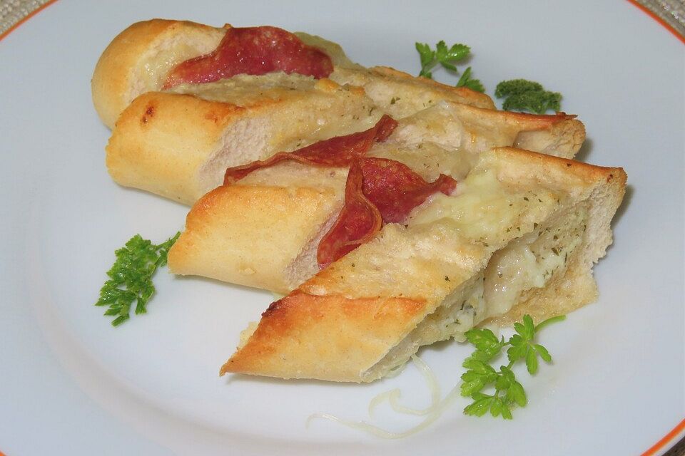 Knoblauchbaguette mit Käse und Salami