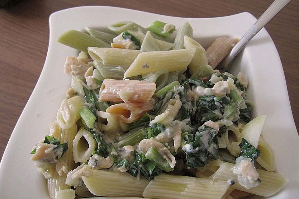 Pasta mit Mangold, Räucherlachs und Gorgonzolasauce