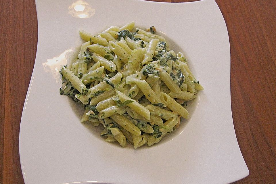 Pasta mit Mangold, Räucherlachs und Gorgonzolasauce