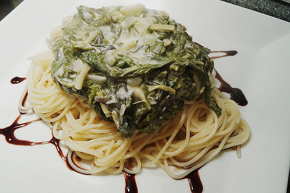 Pasta mit Mangold, Räucherlachs und Gorgonzolasauce