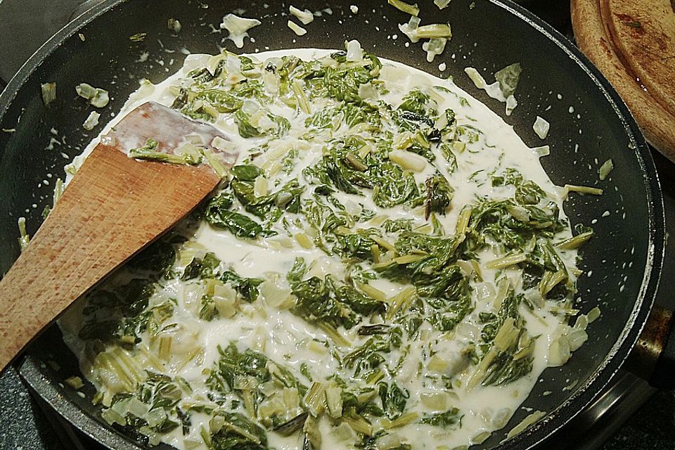 Pasta mit Mangold, Räucherlachs und Gorgonzolasauce