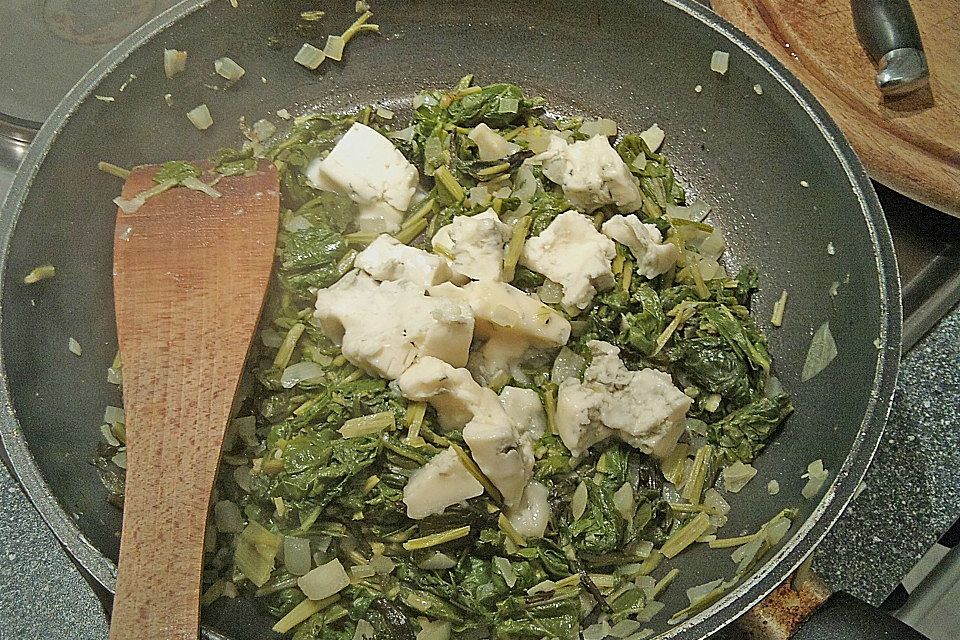 Pasta mit Mangold, Räucherlachs und Gorgonzolasauce