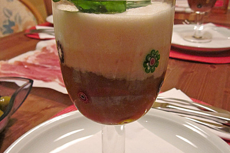 Tomatensuppe 'Caprese im Glas'