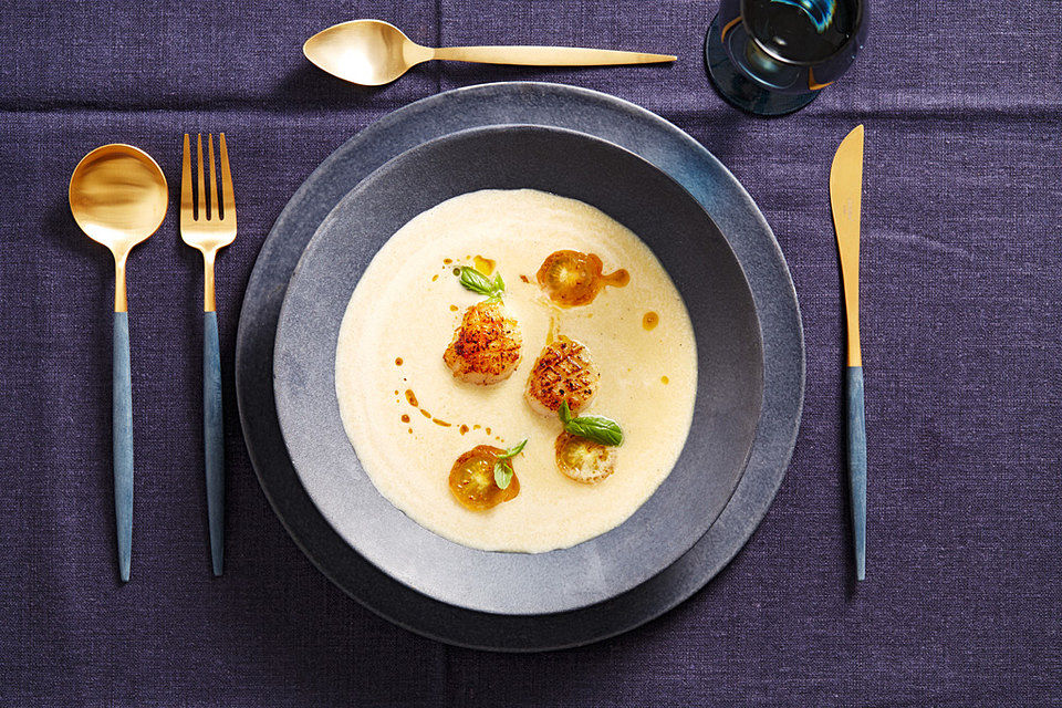 Schaumsüppchen von der gelben Tomate mit gebratenen Jakobsmuscheln