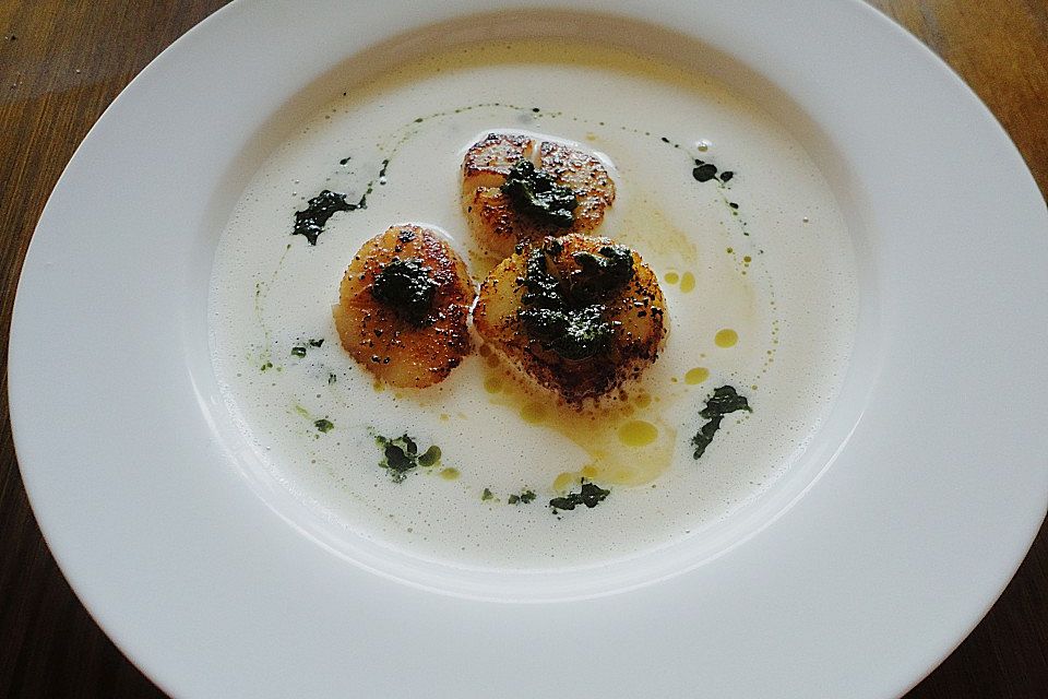 Schaumsüppchen von der gelben Tomate mit gebratenen Jakobsmuscheln