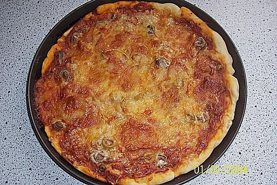 Pizza mit Sardellen und Thunfisch