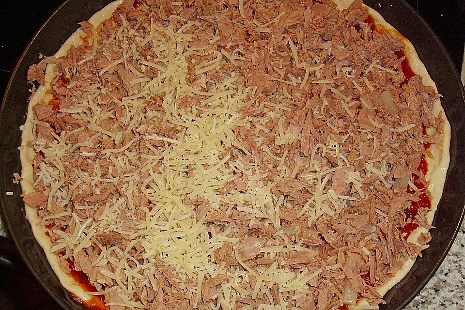 Pizza mit Sardellen und Thunfisch