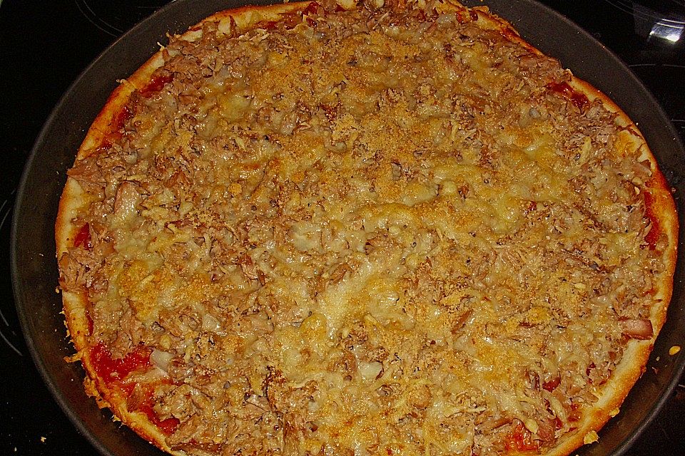 Pizza mit Sardellen und Thunfisch