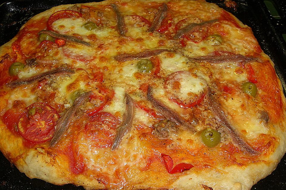 Pizza mit Sardellen und Thunfisch