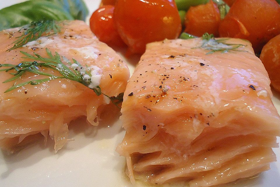 Glasig gegarter Lachs mit Lauchzwiebeln und Cocktailtomaten