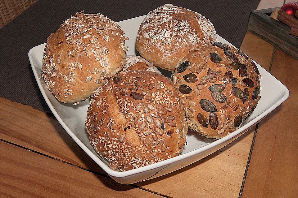 Joghurtbrötchen mit Körnern und Röstzwiebeln