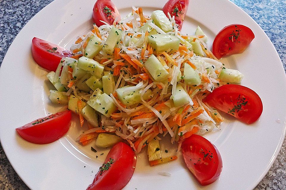 Kohlrabisalat mit Möhren, Gurken und Tomaten