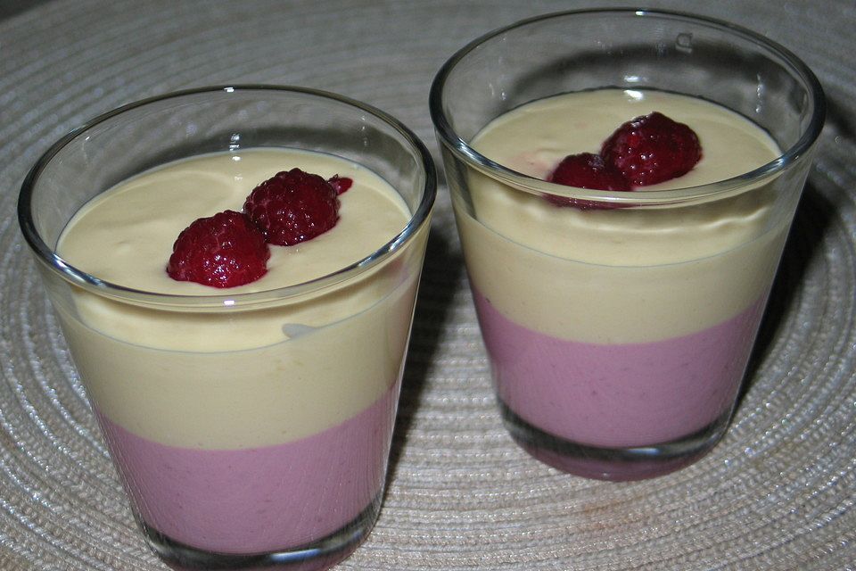 Mascarponecreme mit Mango und Himbeeren