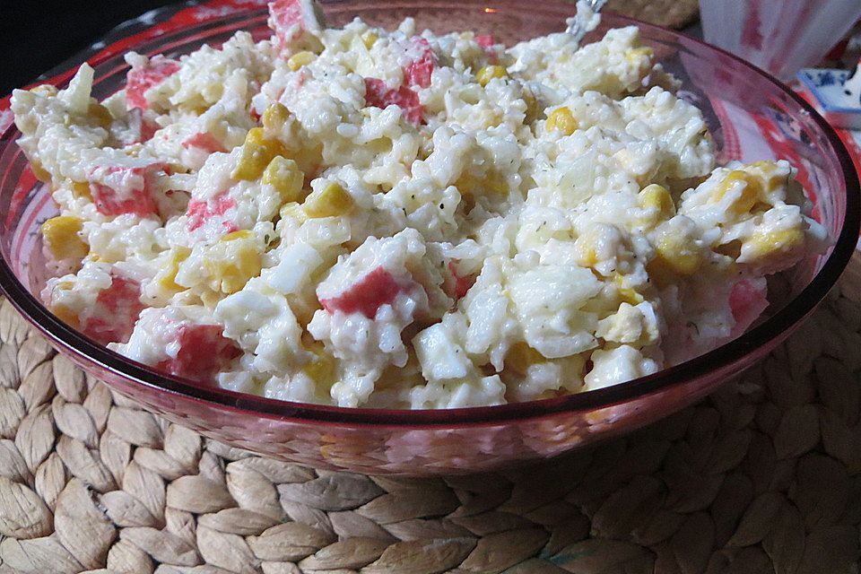 Russischer Reissalat mit Surimi oder Shrimps