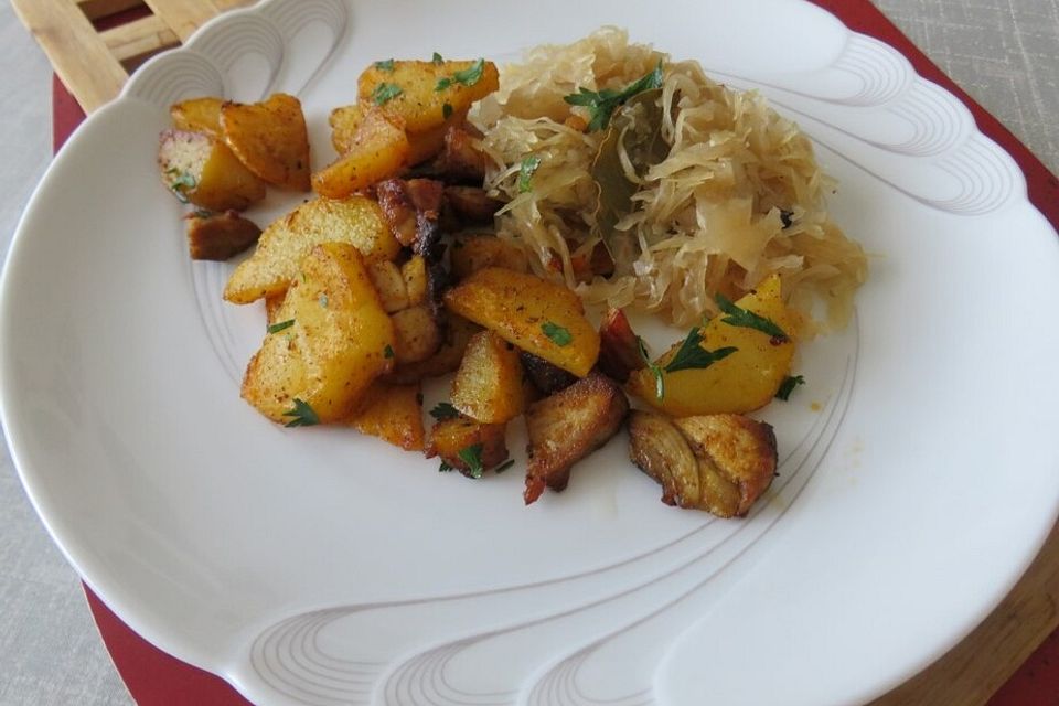 Kasselerpfanne mit Sauerkraut und Bratkartoffeln