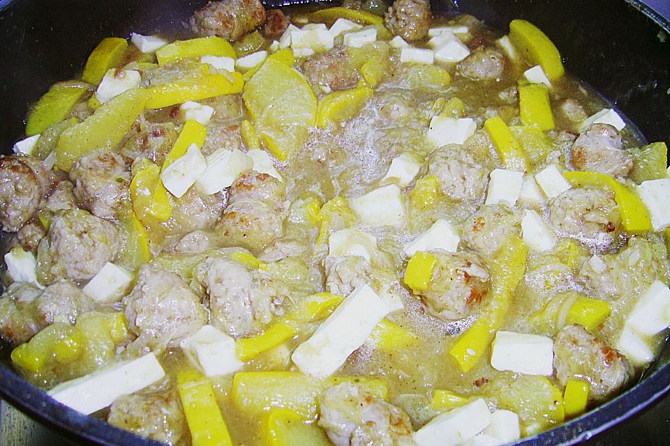 Griechische Zucchinipfanne mit  Bratwurst