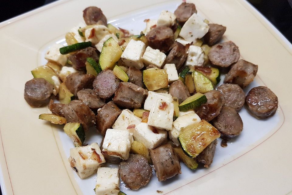 Griechische Zucchinipfanne mit  Bratwurst