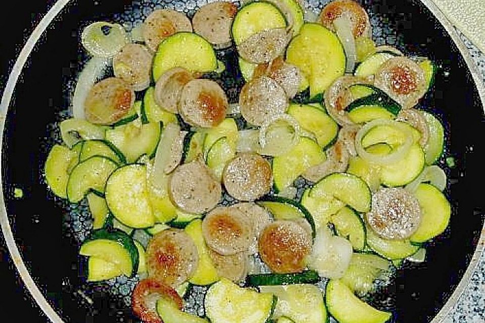 Griechische Zucchinipfanne mit  Bratwurst